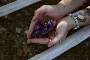 uma pessoa segurando uma pedra em suas mãos