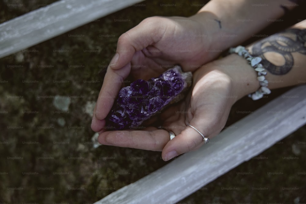uma pessoa segurando uma pedra em suas mãos