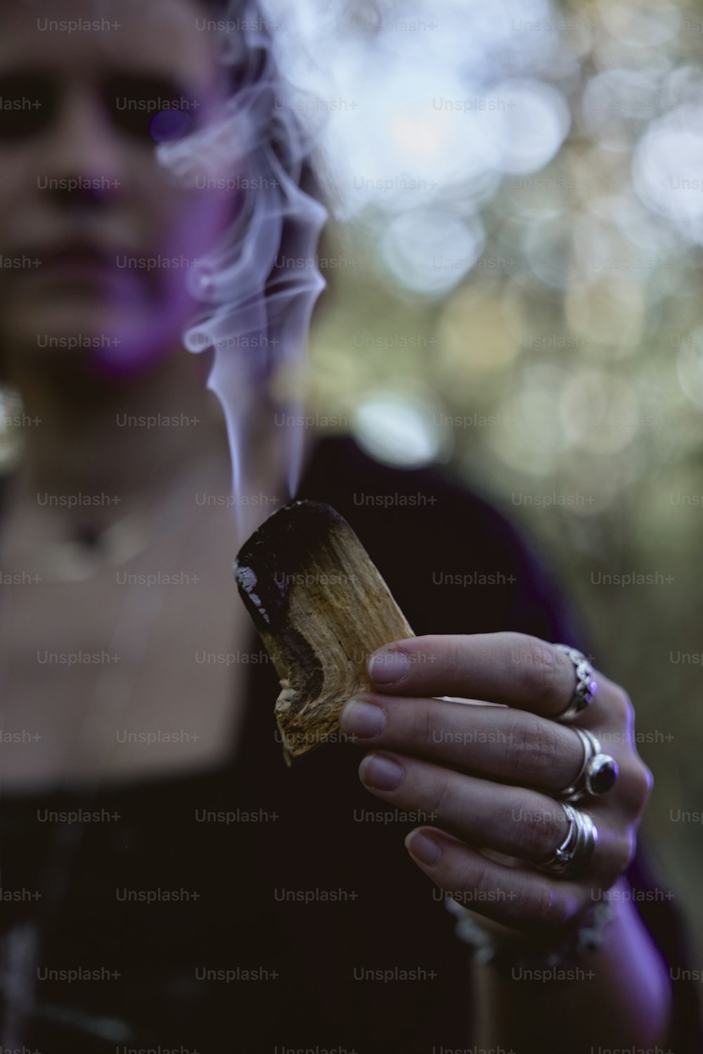 Eine Frau, die eine Zigarette in der Hand hält