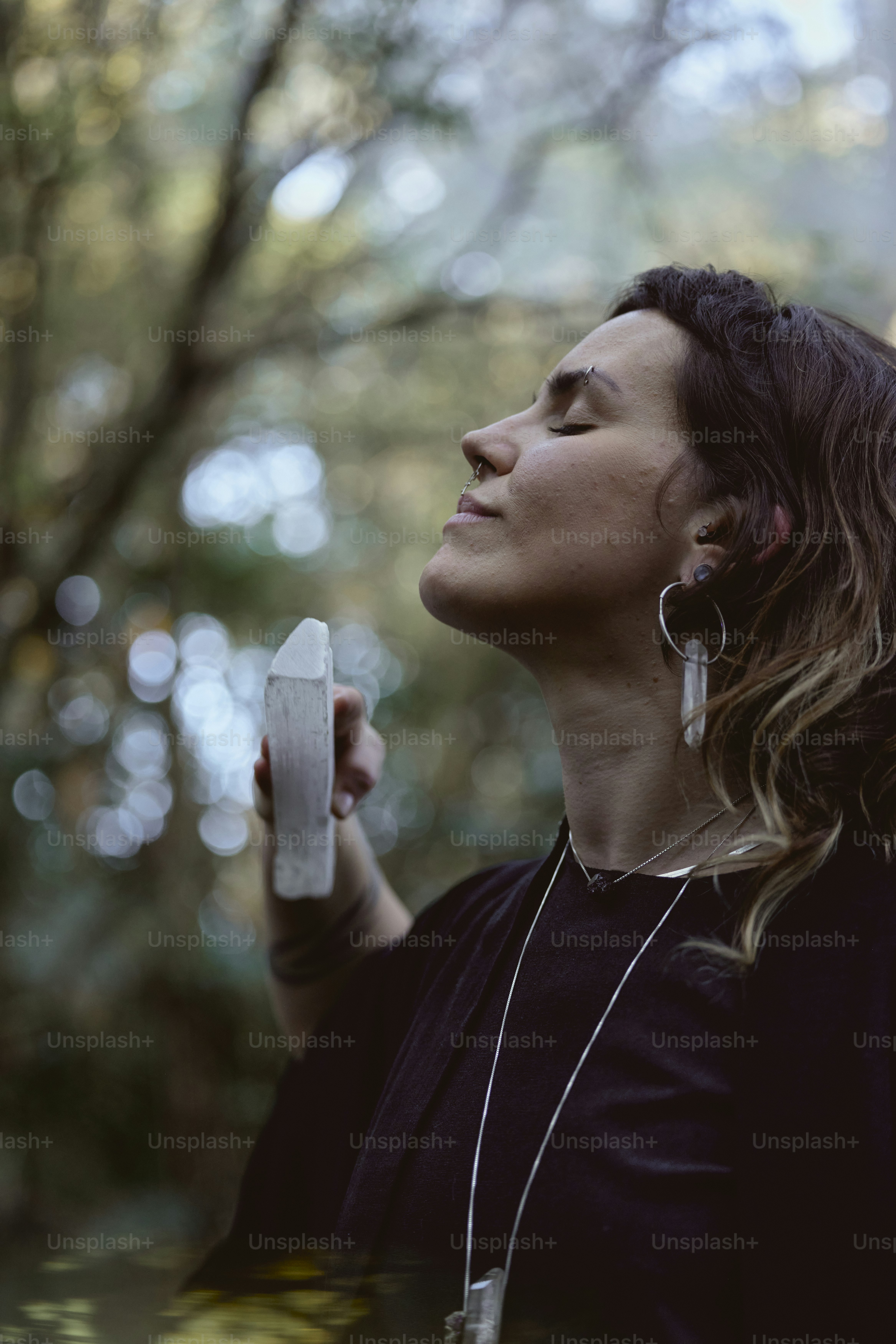 Uma mulher está segurando um pedaço de madeira em suas mãos