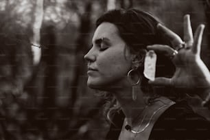 Una foto in bianco e nero di una donna che fa un segno di pace