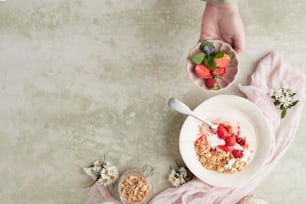 un bol de yogourt et une assiette de fraises