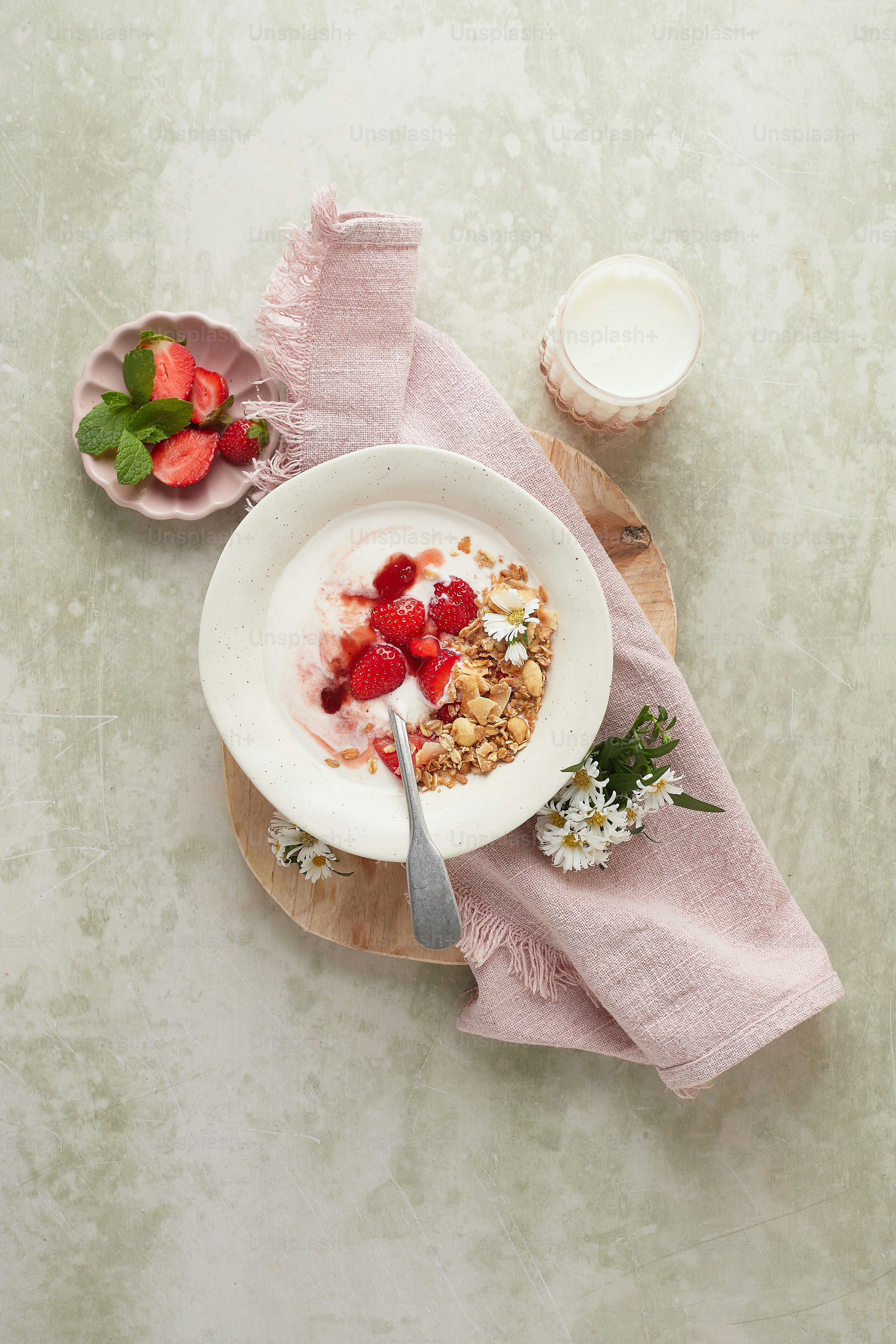 eine Schüssel Müsli mit Erdbeeren und Joghurt