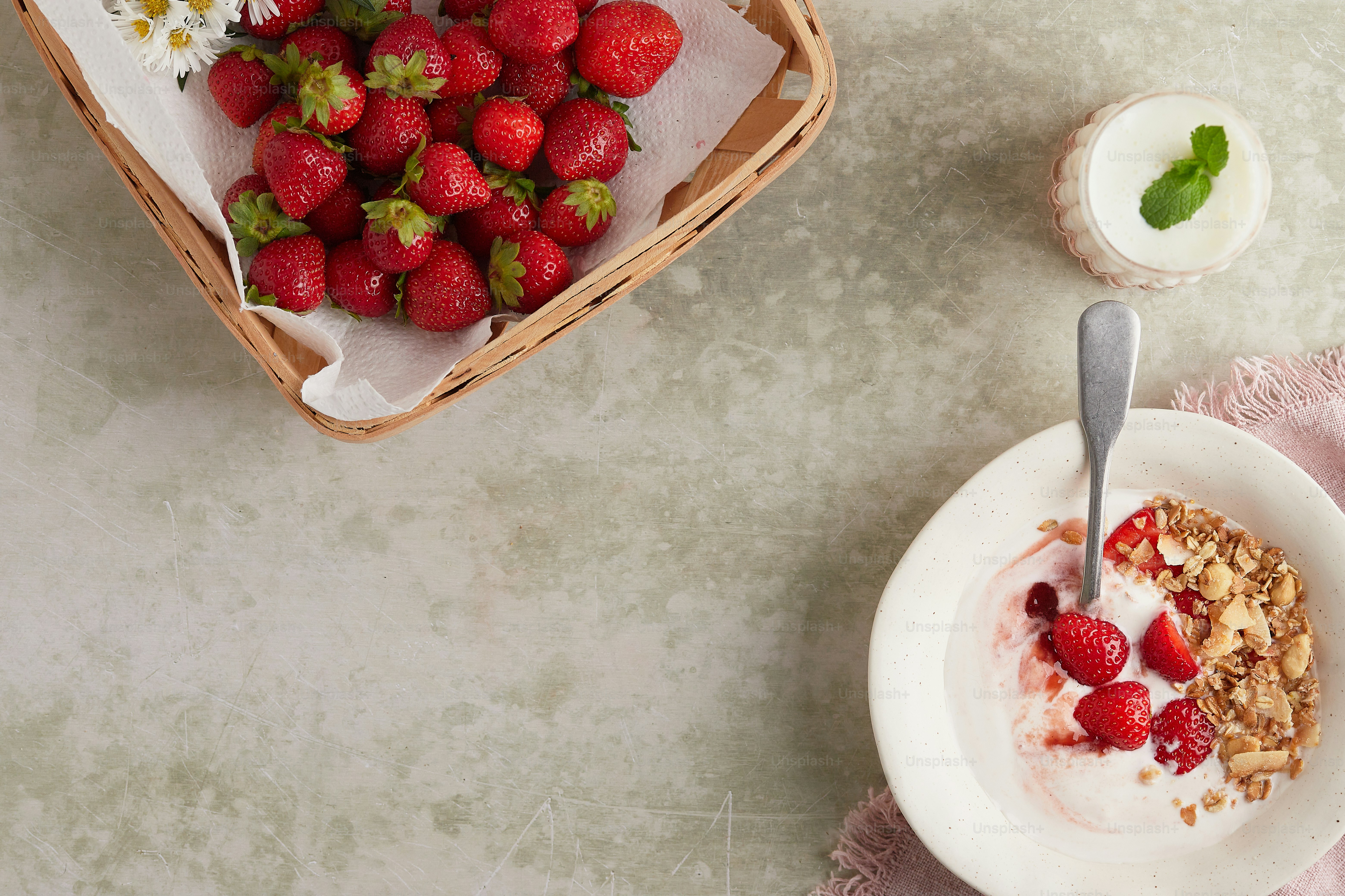 eine Schüssel Erdbeeren und eine Schüssel Joghurt