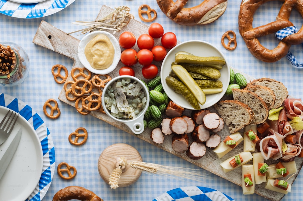 Una mesa cubierta con platos de comida y pretzels