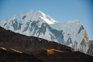 Ein schneebedeckter Berg mit strahlend blauem Himmel