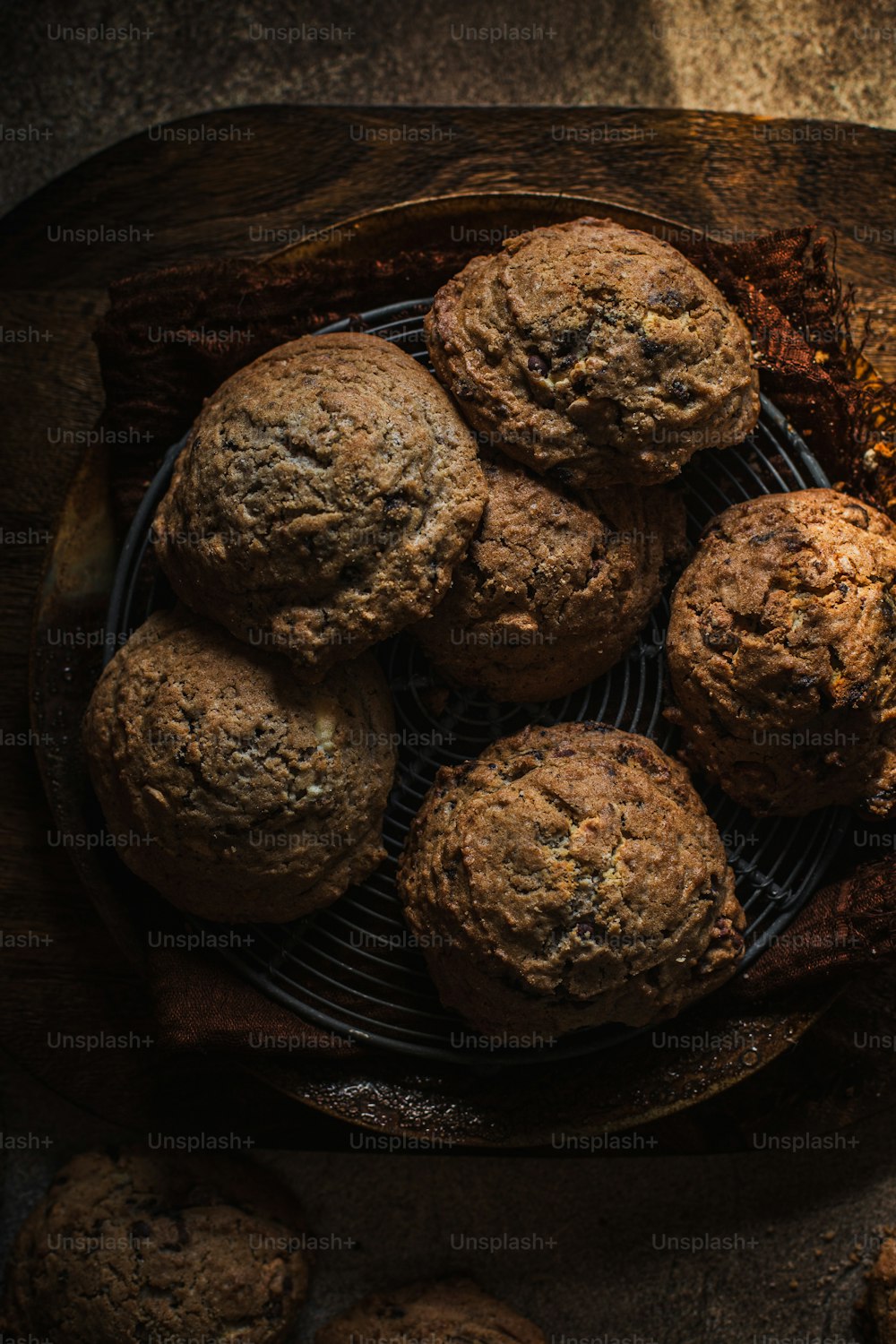 une assiette de muffins posée sur une table