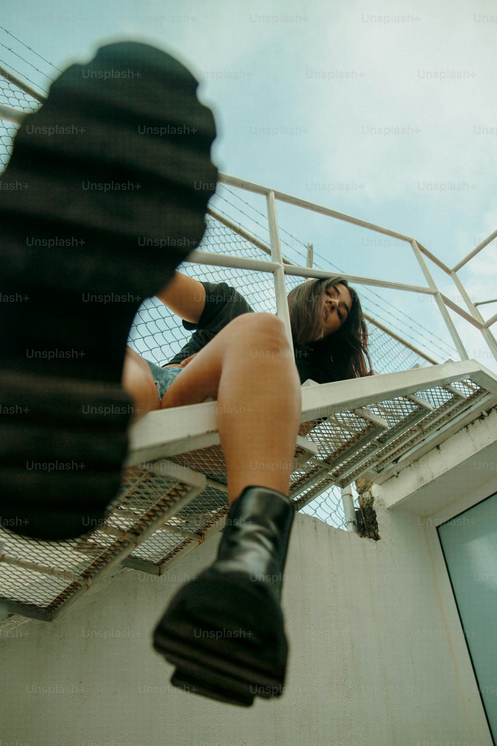 Une femme debout sur le toit d’un escalier