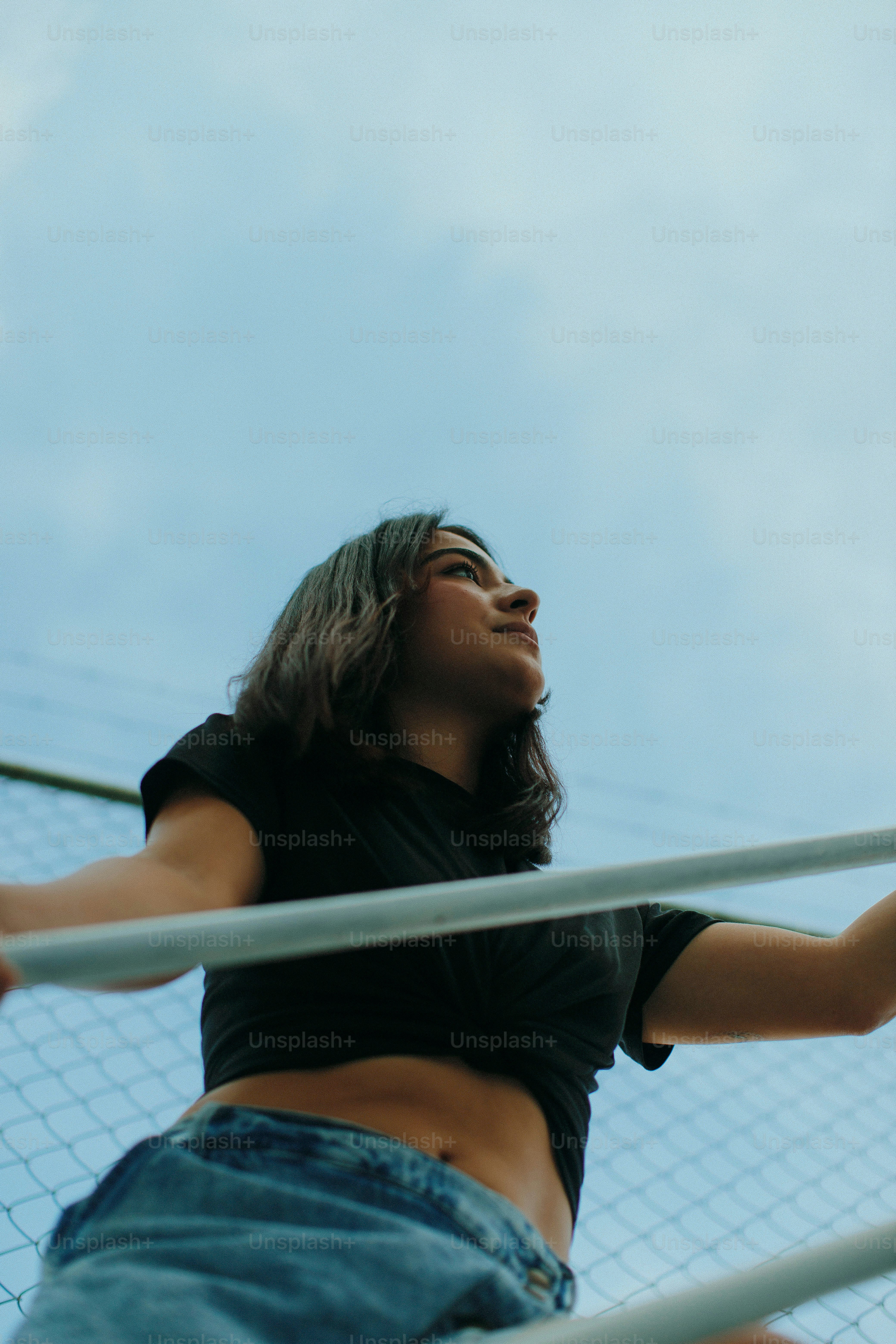 eine frau, die oben auf einem tennisplatz steht und einen schläger hält