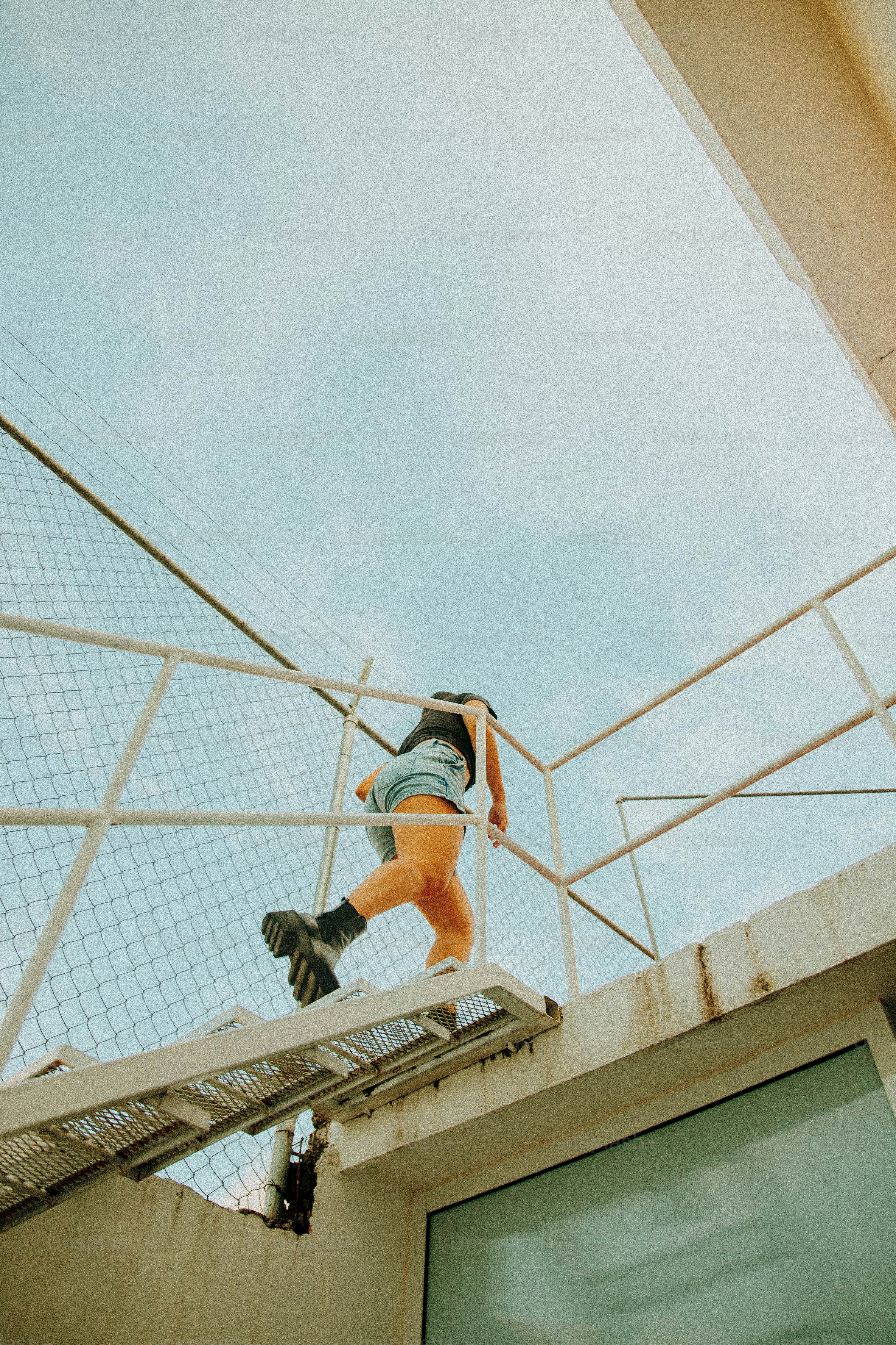Seorang pemain skateboard sedang melakukan trik di pagar