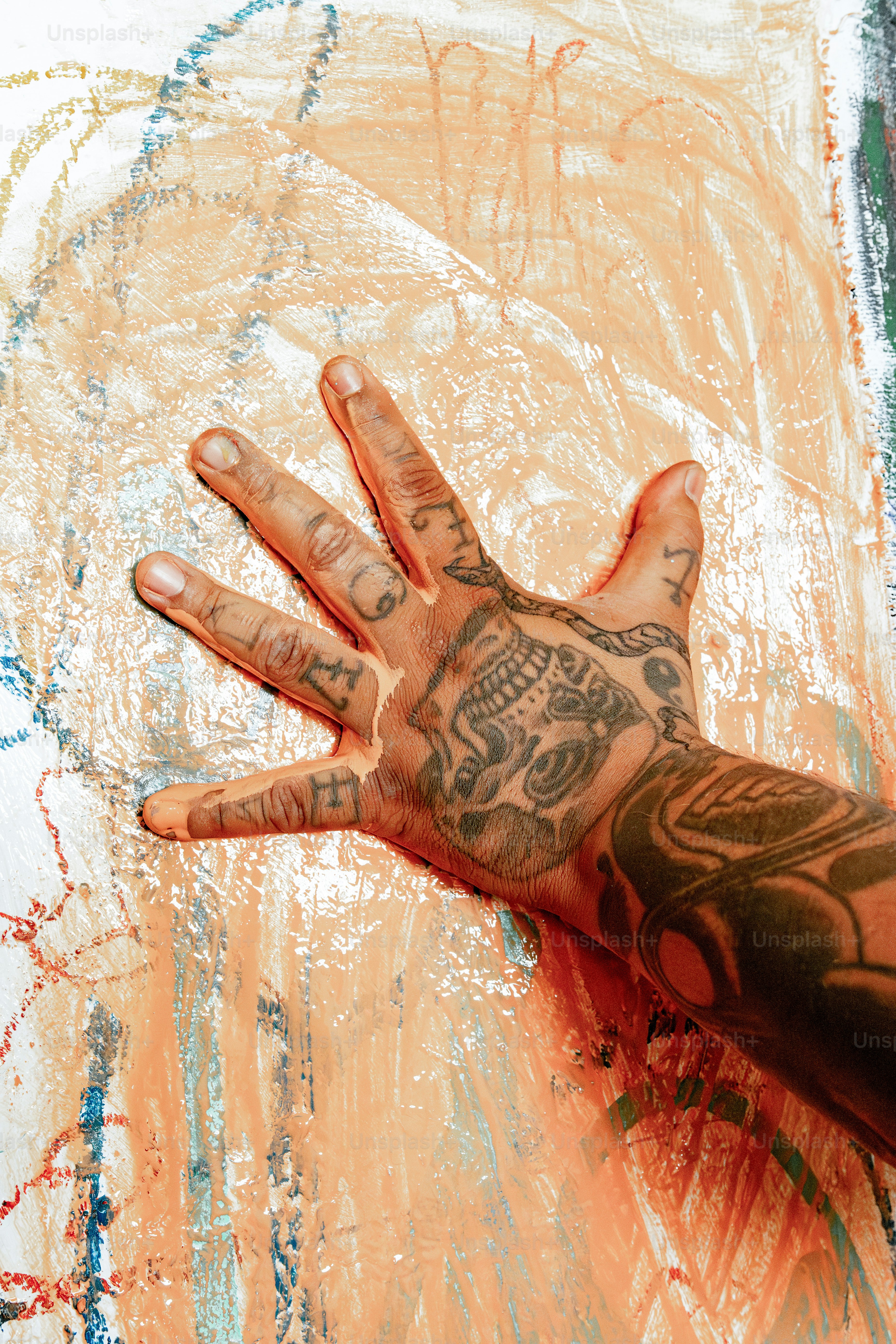 a mão de uma pessoa com tatuagens nela