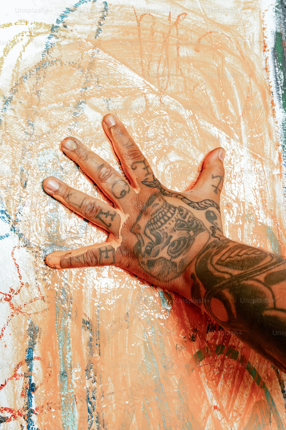 La mano di una persona con tatuaggi su di essa