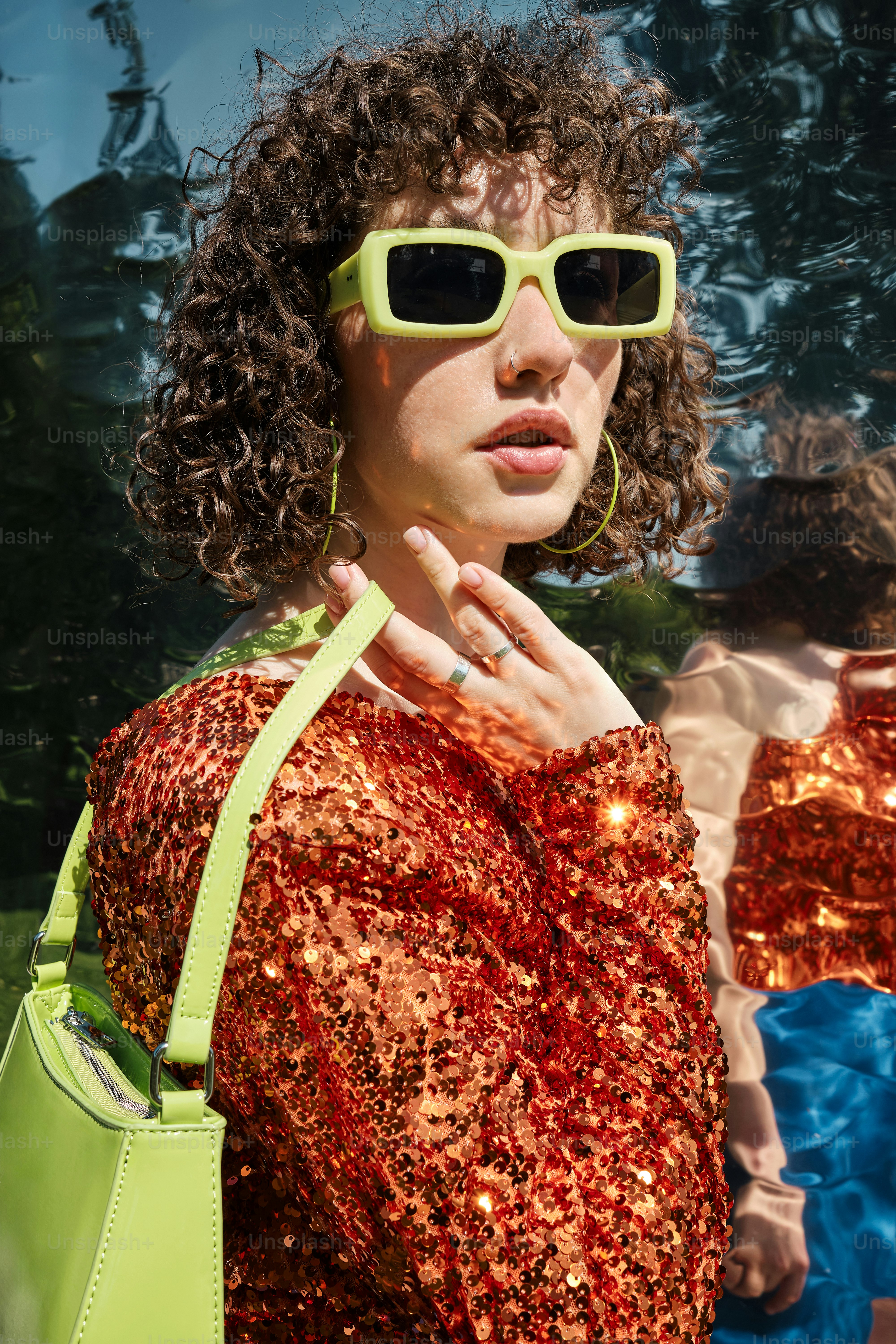 uma mulher usando óculos escuros e um vestido vermelho