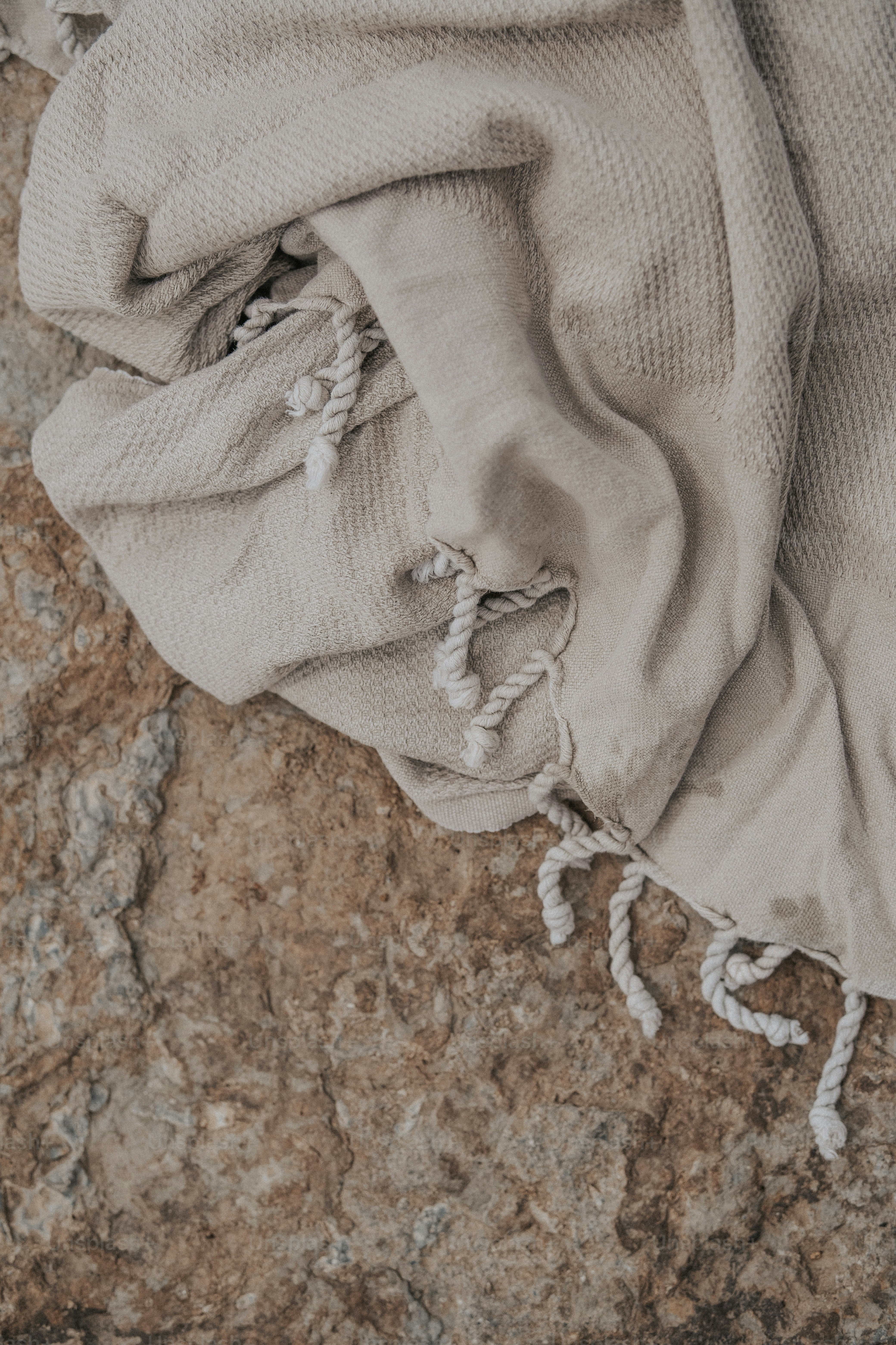 一枚の布が地面に横たわっています