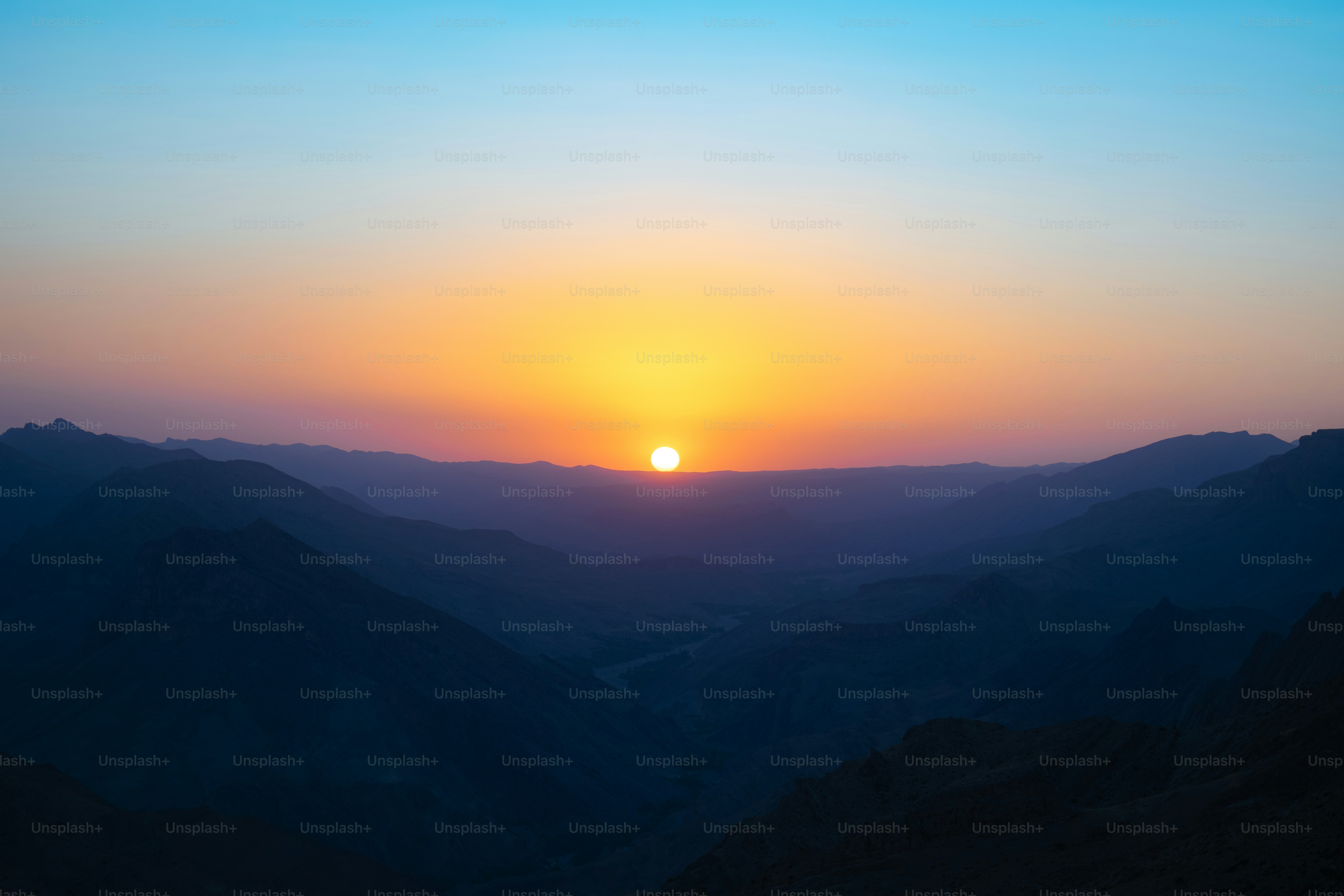 The sun is setting over a mountain range photo – Sunset Image on Unsplash