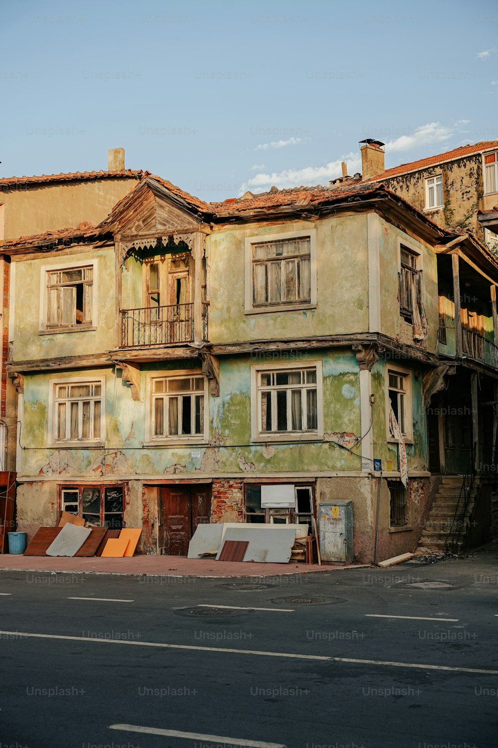 Un viejo edificio deteriorado con muchas ventanas