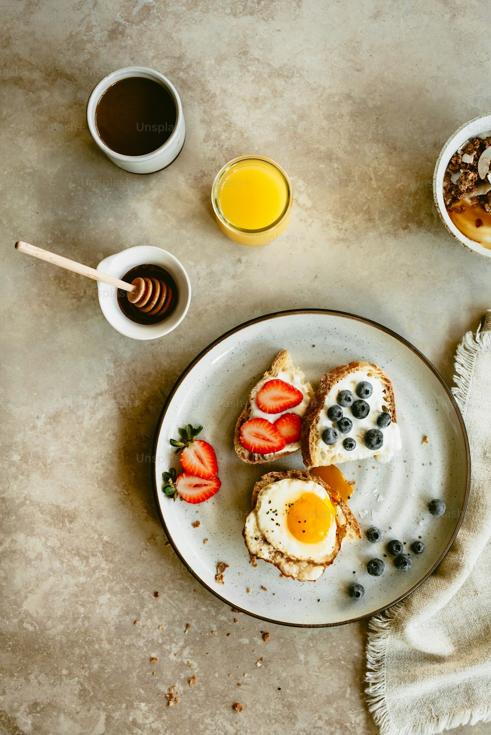 ein Teller mit Eiern, Erdbeeren und einer Tasse Kaffee