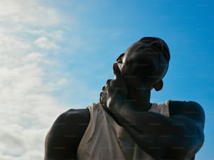 Un uomo in piedi di fronte a un cielo blu