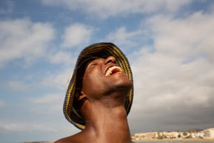Ein Mann mit Hut ist am Strand