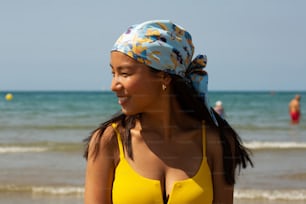 Una donna in un bikini giallo sulla spiaggia