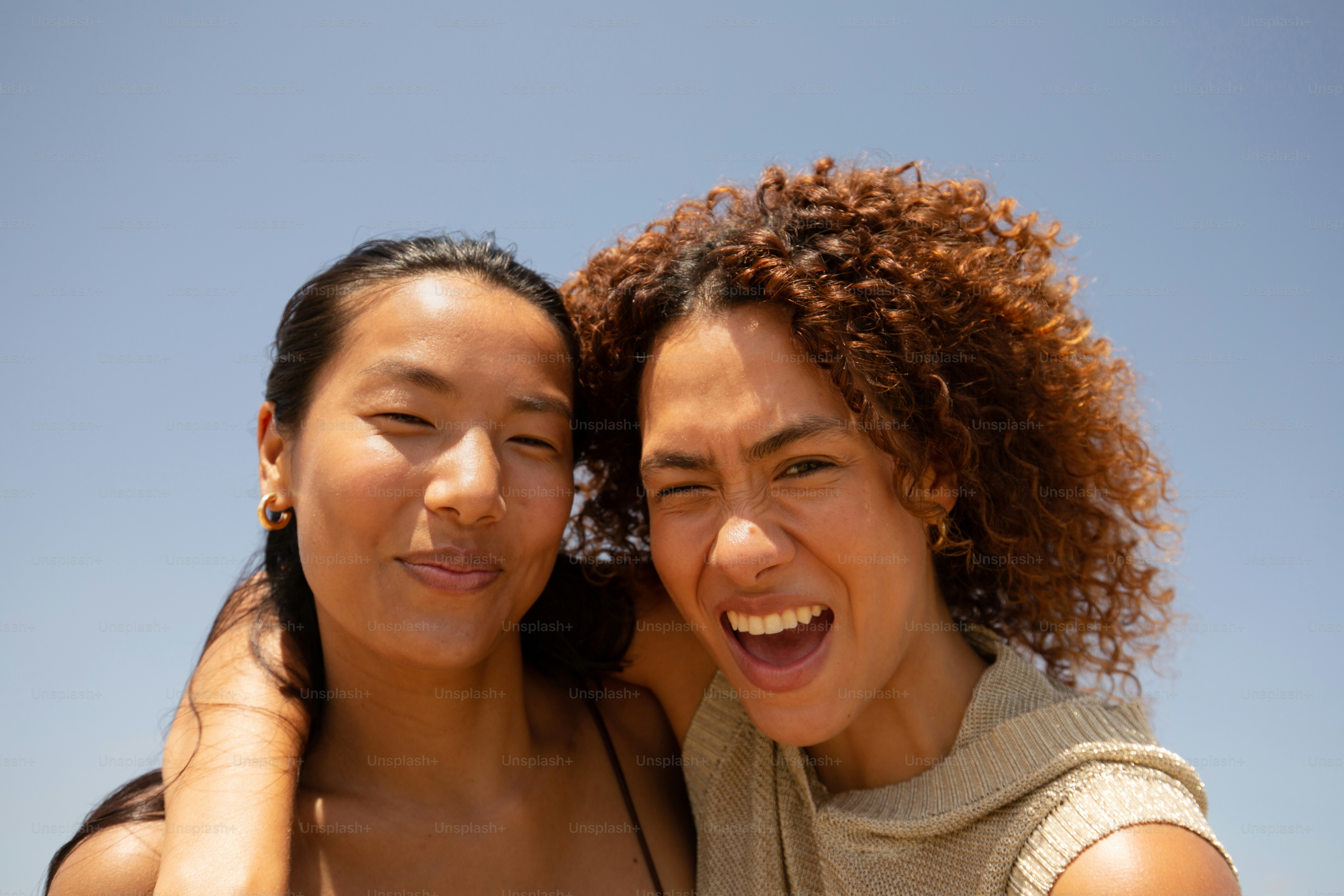 un couple de femmes debout l’une à côté de l’autre