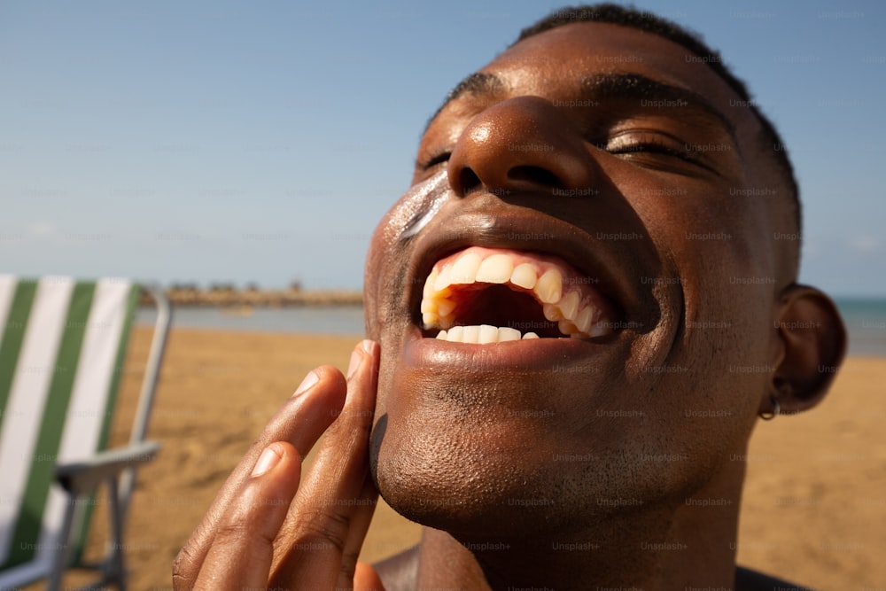 Un uomo con la bocca aperta sulla spiaggia