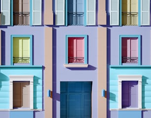 Un edificio multicolor con múltiples ventanas y balcones