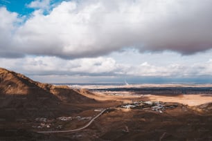 une vue panoramique d’une ville au milieu d’un désert