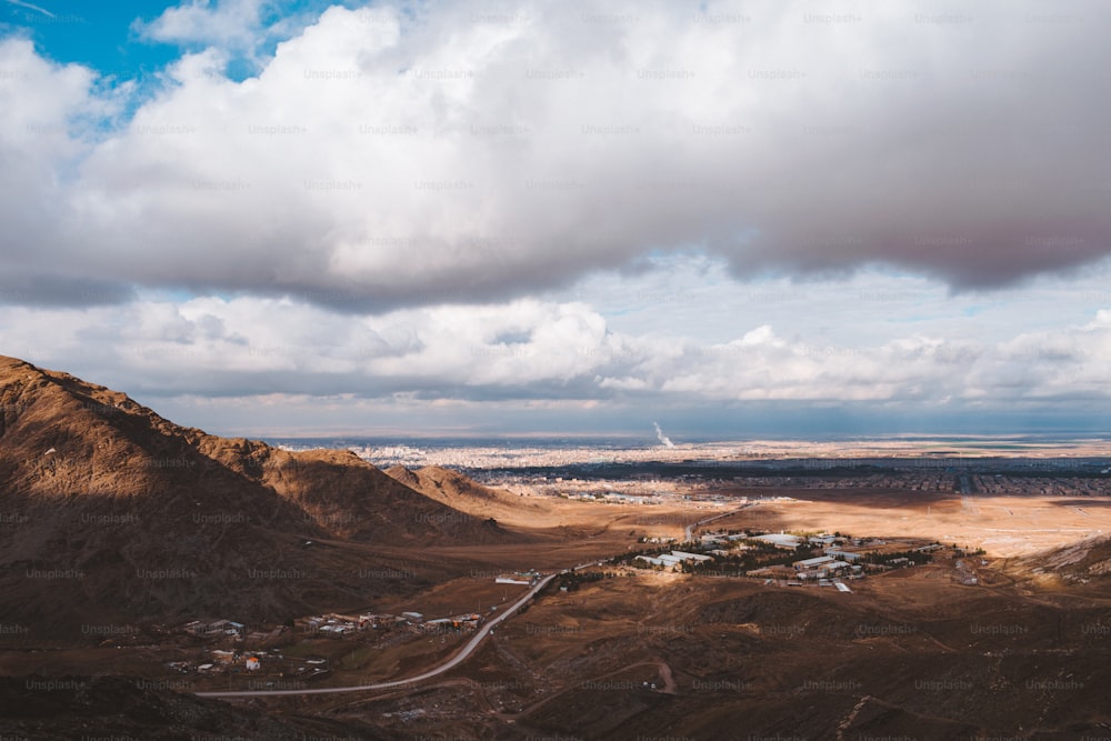 une vue panoramique d’une ville au milieu d’un désert