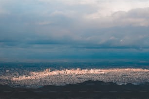 Une vue d’une ville depuis le sommet d’une montagne