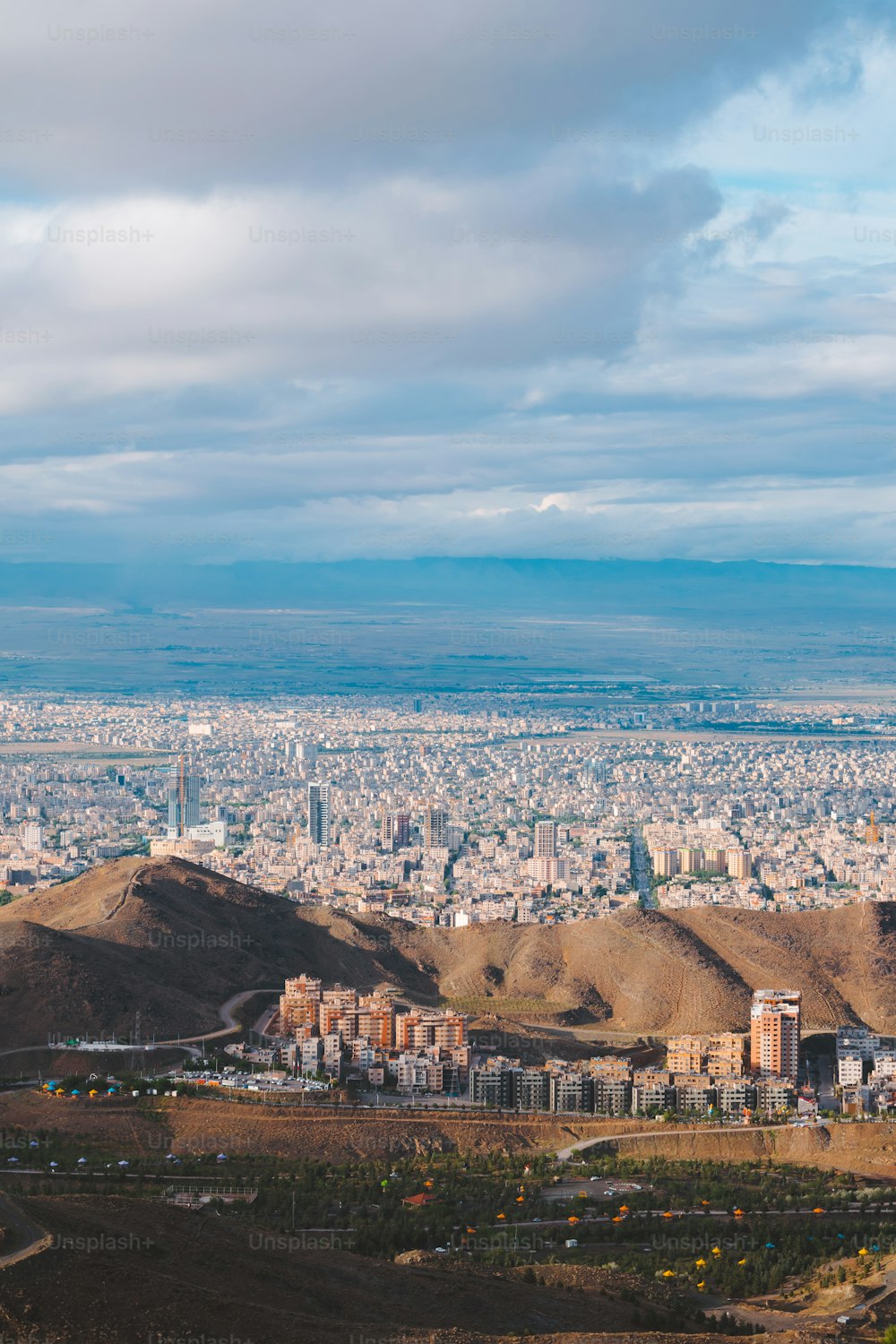 Una vista de una ciudad desde la cima de una colina