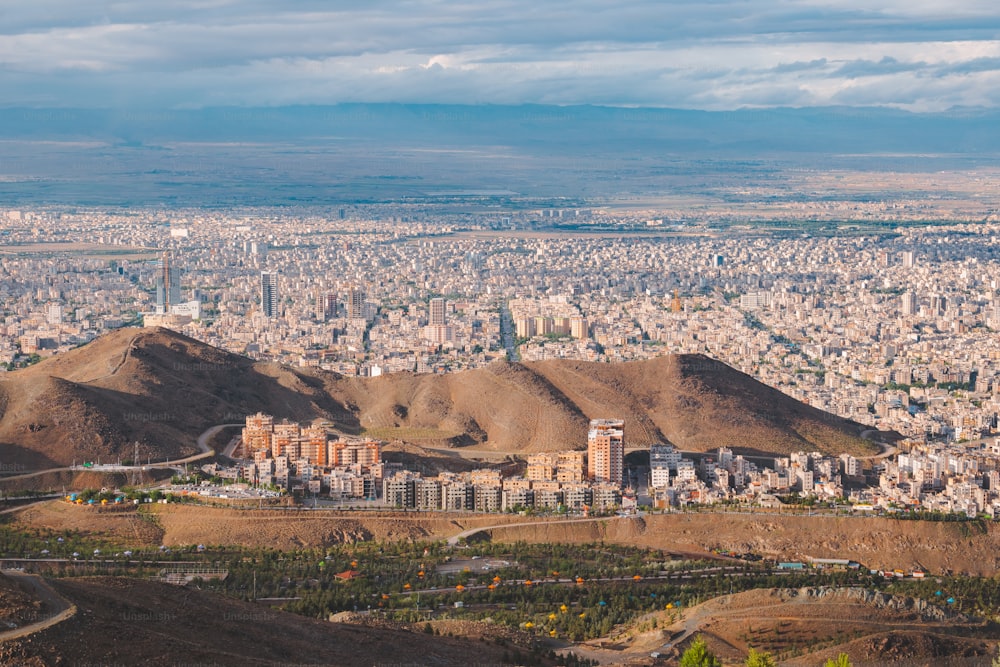 Una vista de una ciudad desde la cima de una colina