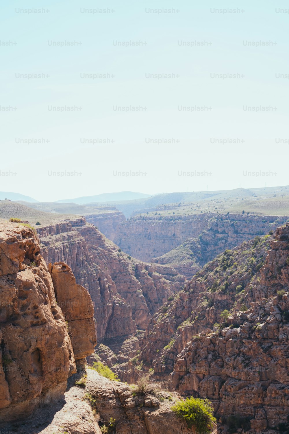 Un uomo in piedi sulla cima di una montagna vicino a una scogliera