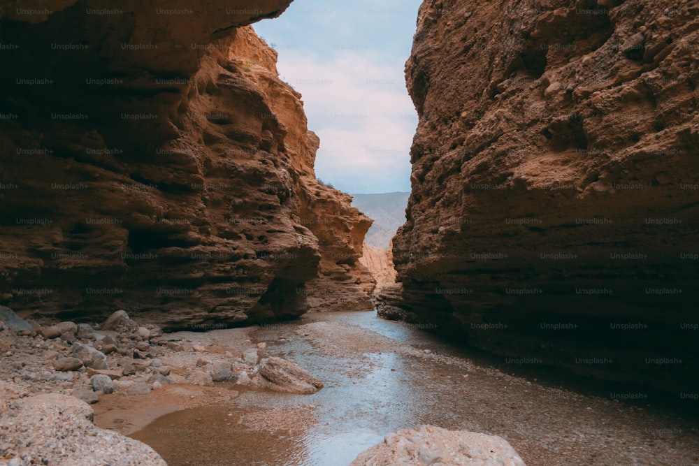Uno stretto fiume taglia attraverso un canyon roccioso
