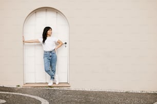 Una donna in piedi davanti a una porta bianca