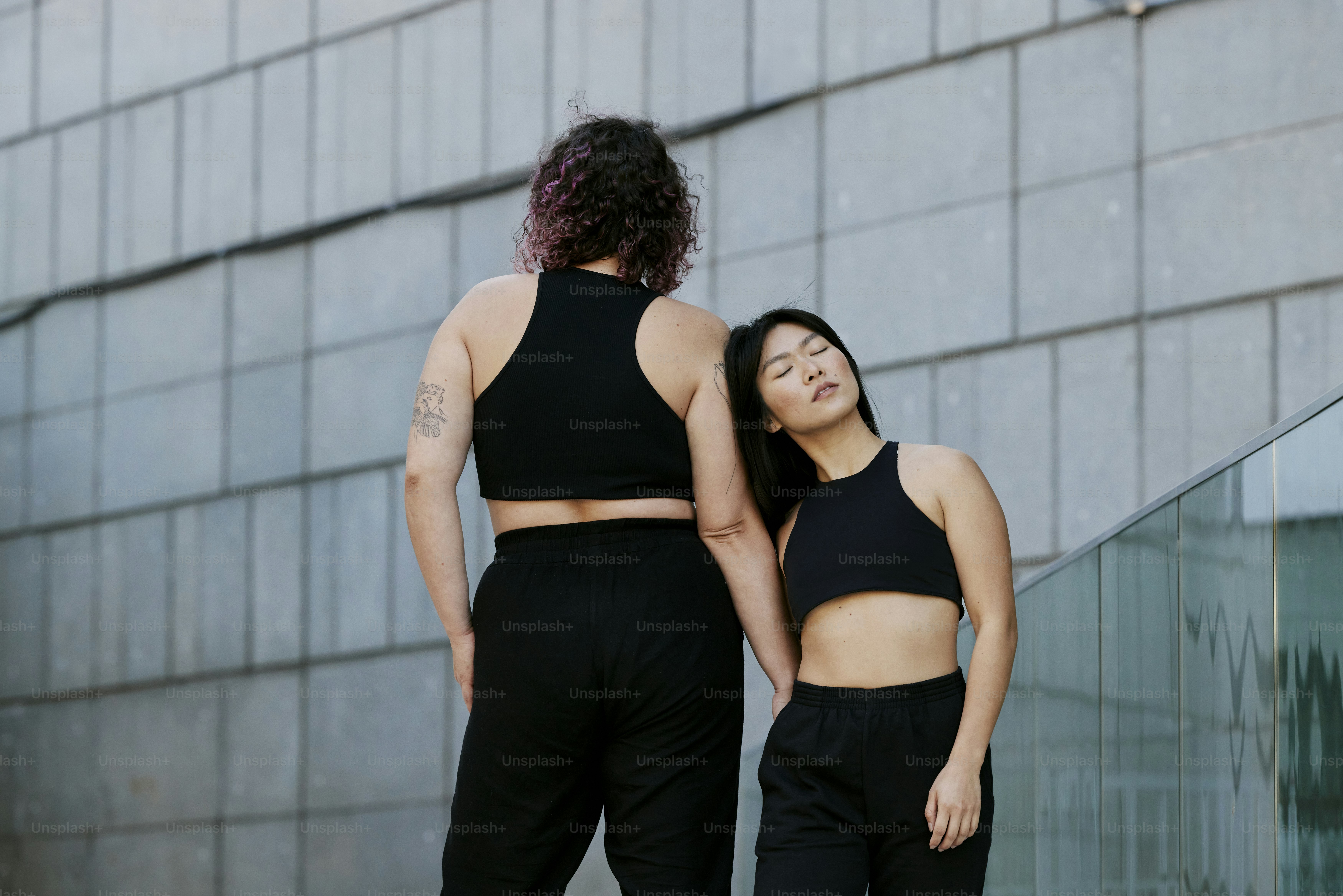 un couple de femmes debout l’une à côté de l’autre