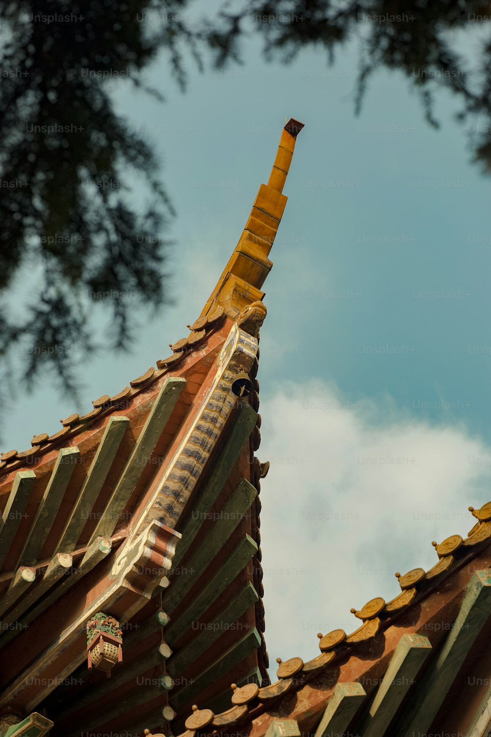 o telhado de um edifício com um céu ao fundo