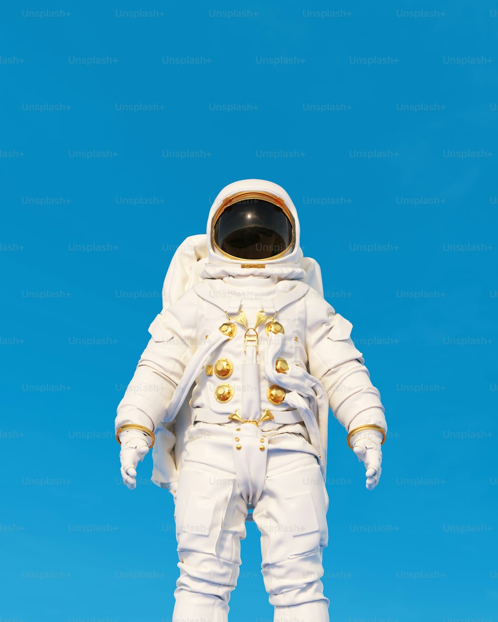 Una estatua de un astronauta con un traje blanco