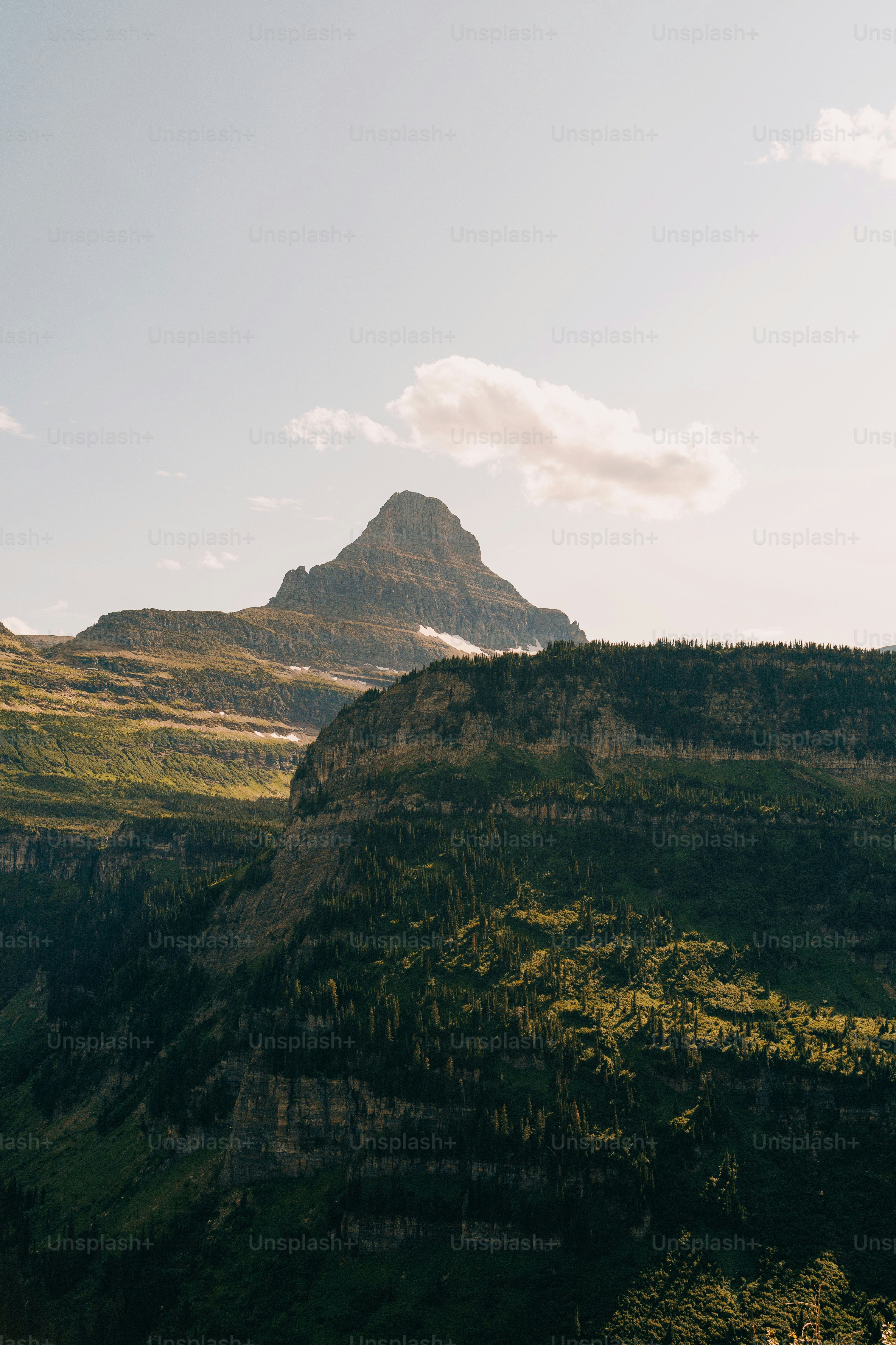 una vista di una montagna con uno sfondo del cielo