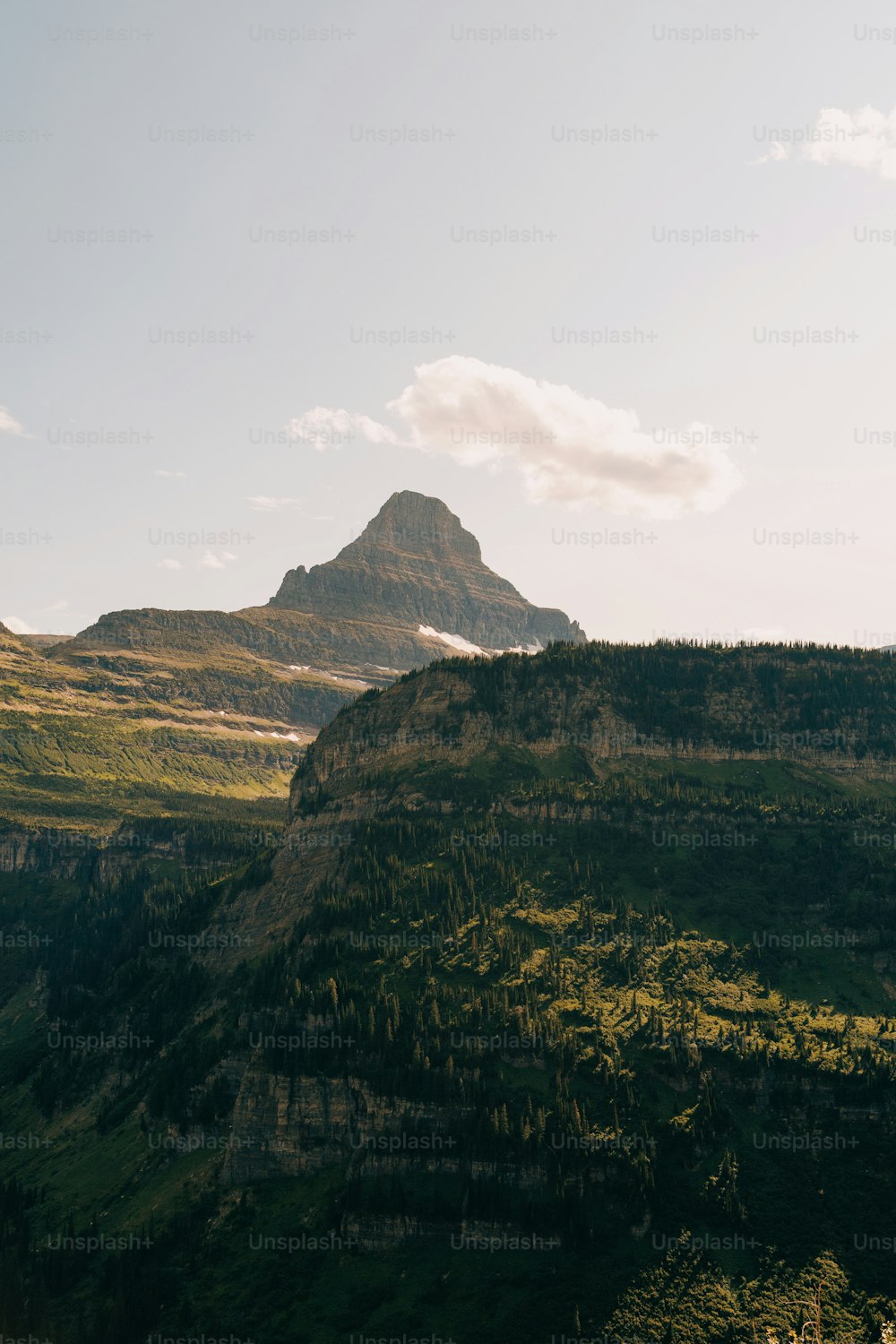 Una vista de una montaña con un fondo de cielo