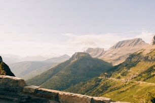 una vista panoramica delle montagne e una strada