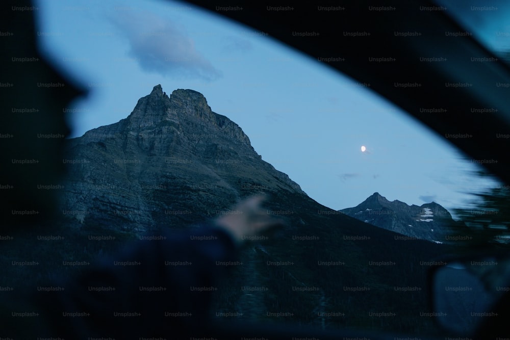 una persona che scatta una foto di una montagna