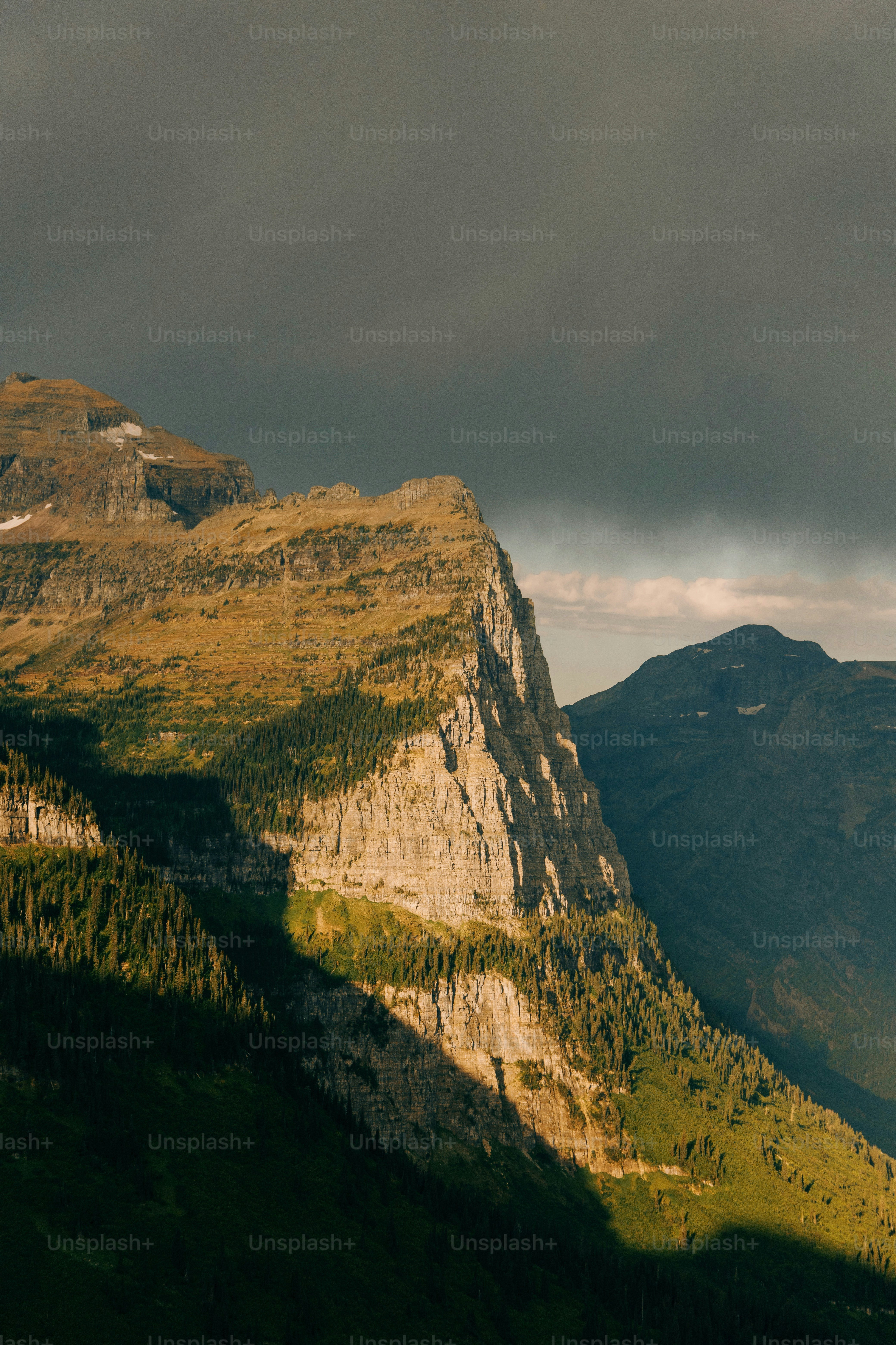 Una vista di una montagna con un cielo nuvoloso