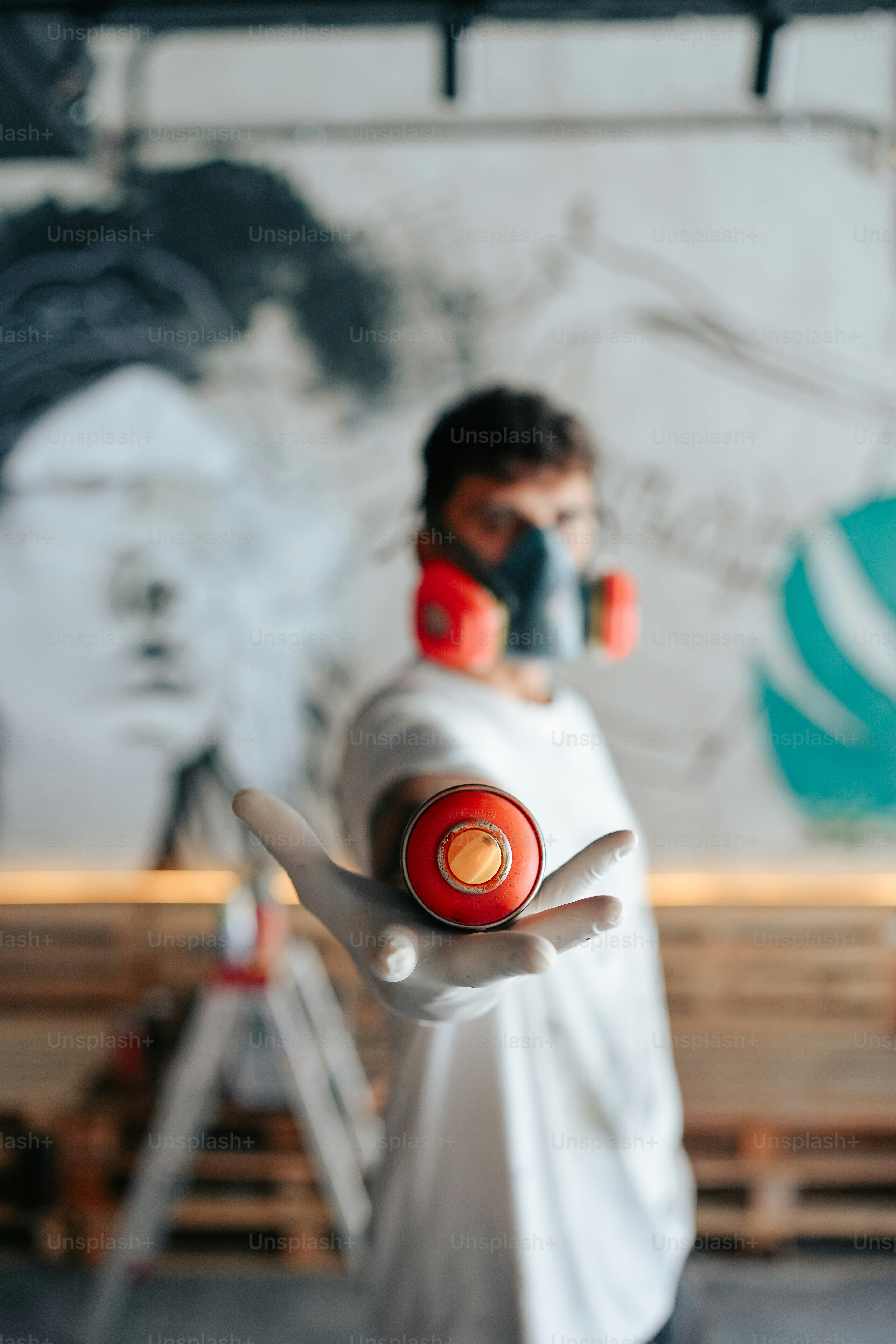 Ein Mann in einem weißen Hemd hält einen roten Gegenstand in der Hand