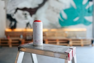 uma lata de refrigerante sentada em cima de uma mesa