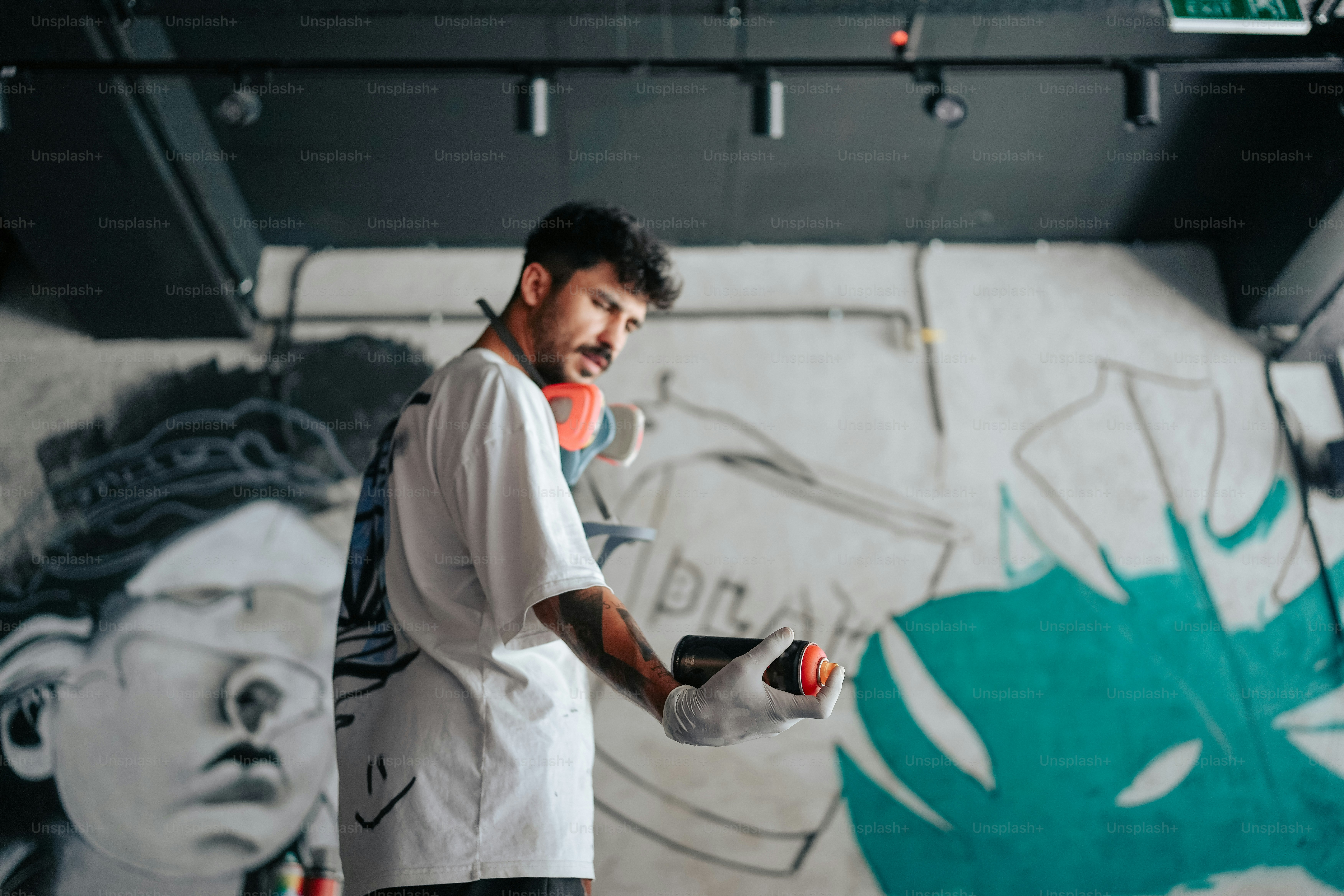 Ein Mann, der ein Paar Boxhandschuhe hält