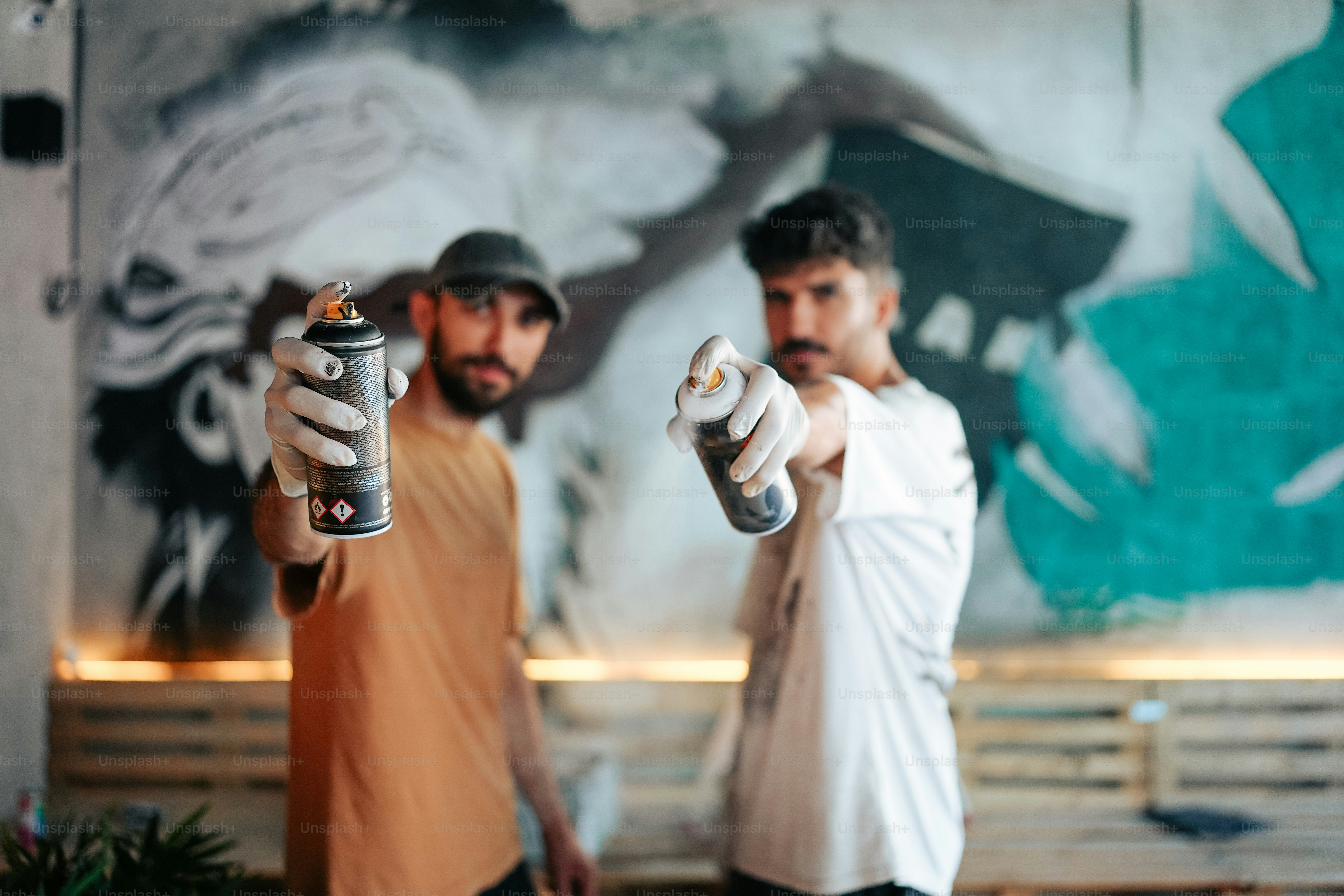 Zwei Männer, die Bierdosen in den Händen halten