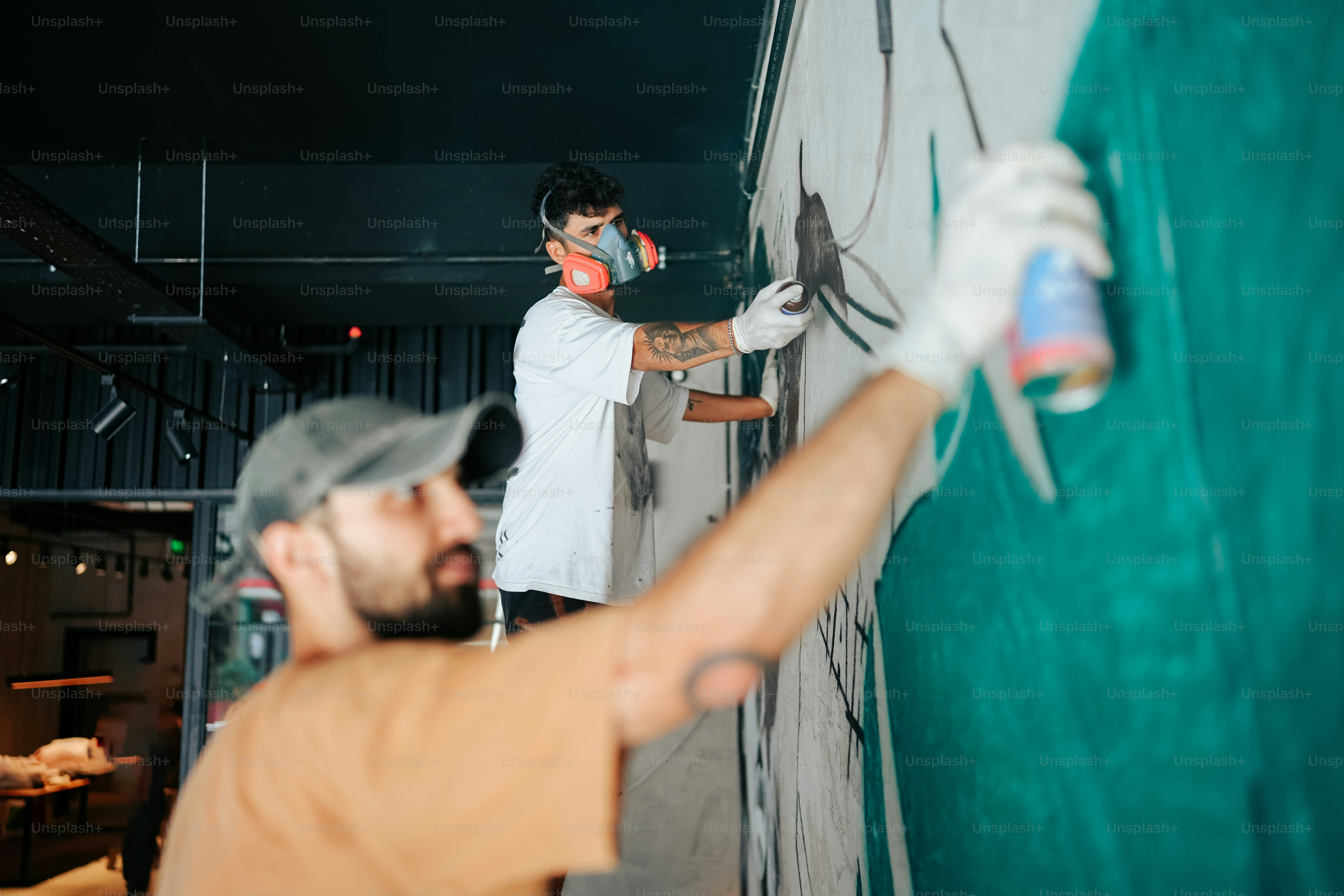 Ein Mann, der eine Wand mit Sprühfarbe streicht