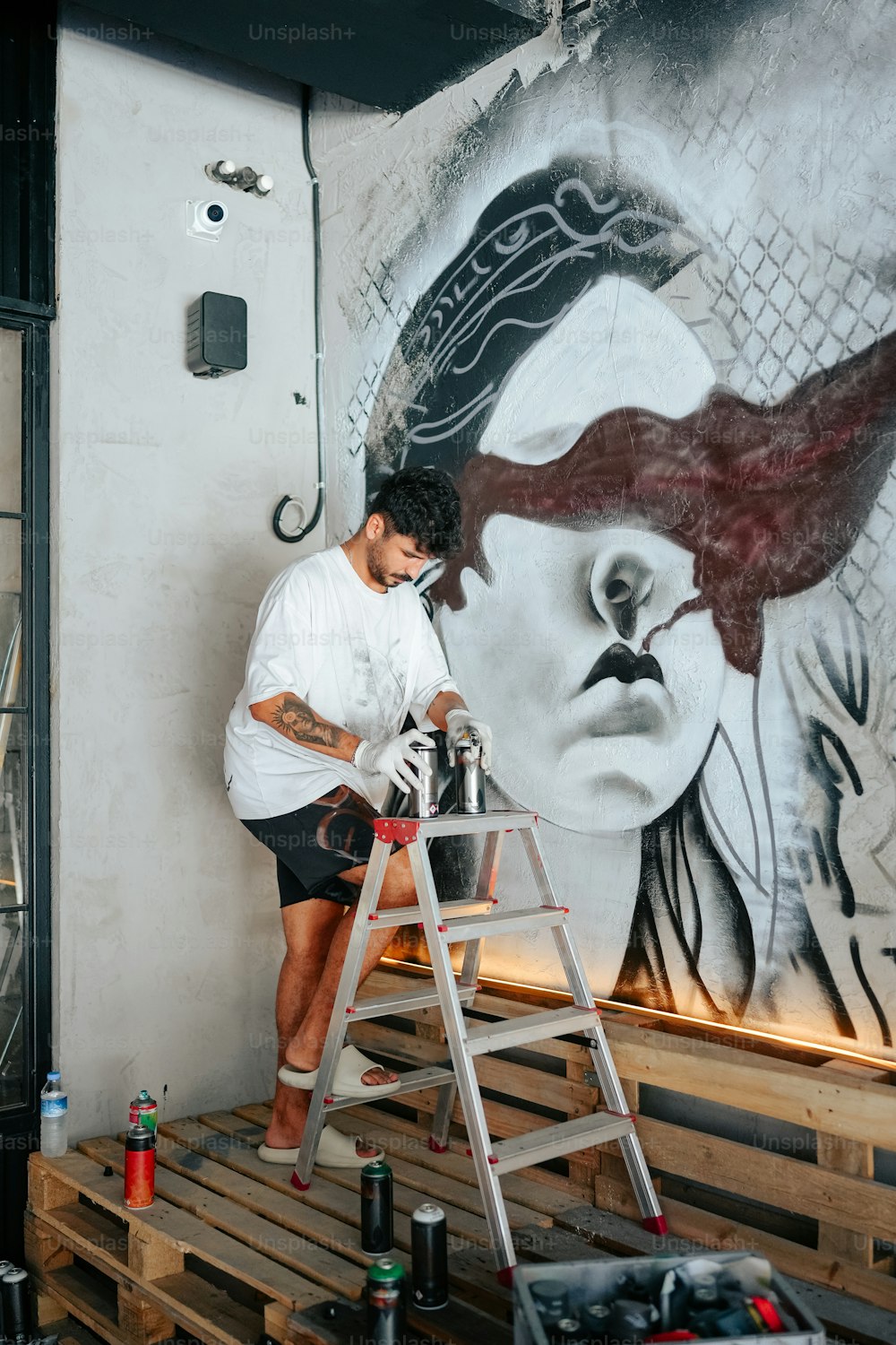 Un hombre está pintando un mural en una pared