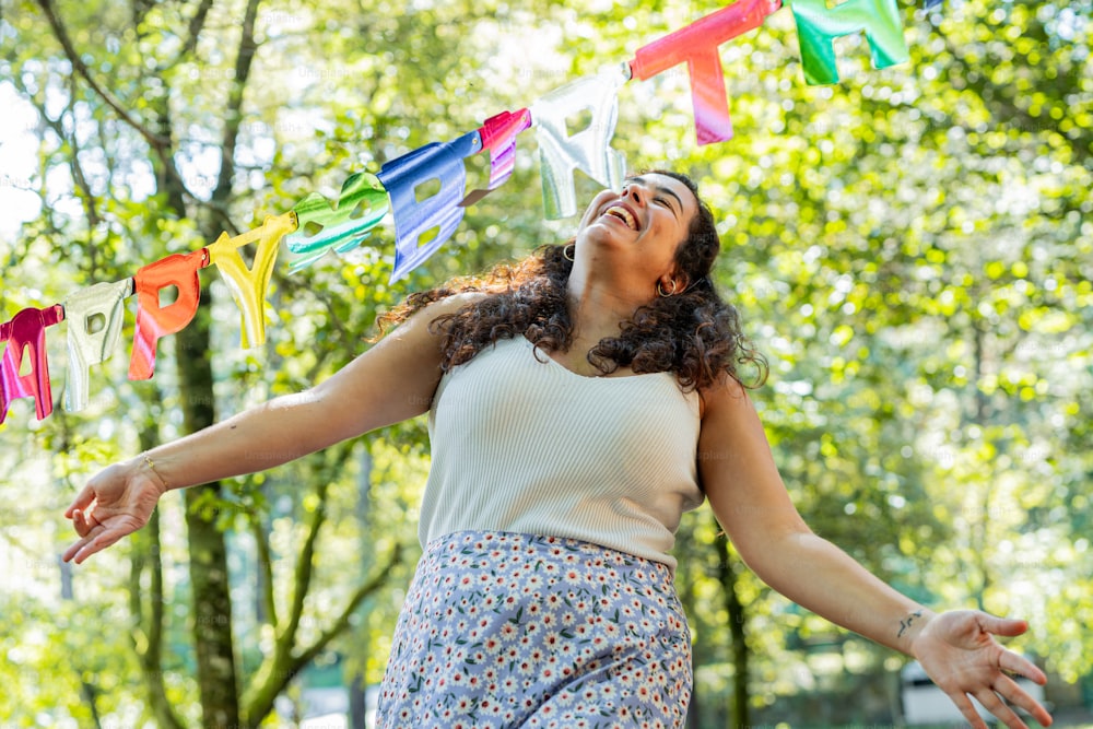 Una donna con le braccia distese in aria